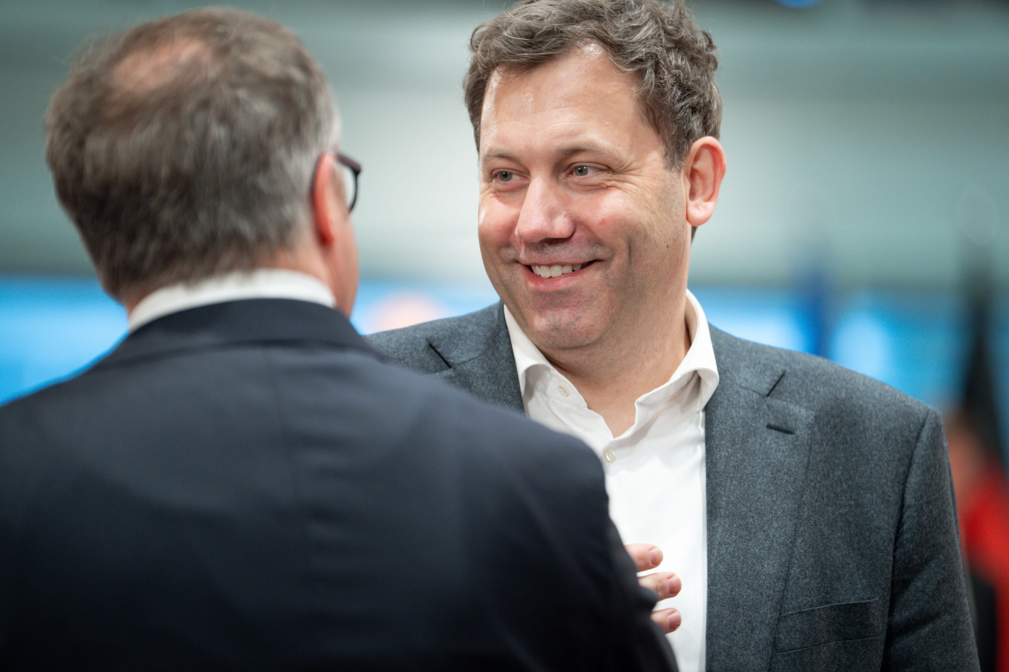 Lars Klingbeil, frontally depicted, smiling in a dark jacket.